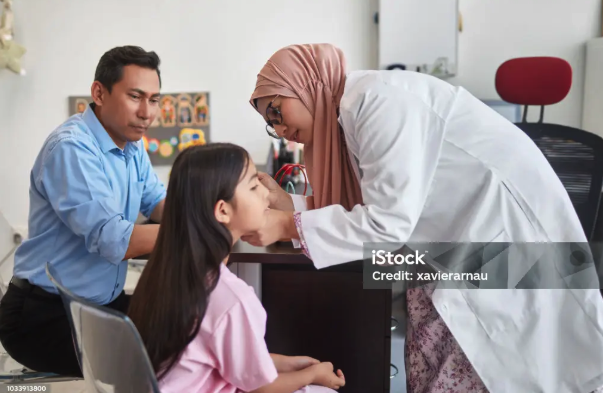 Photo: parent and child with the doctor